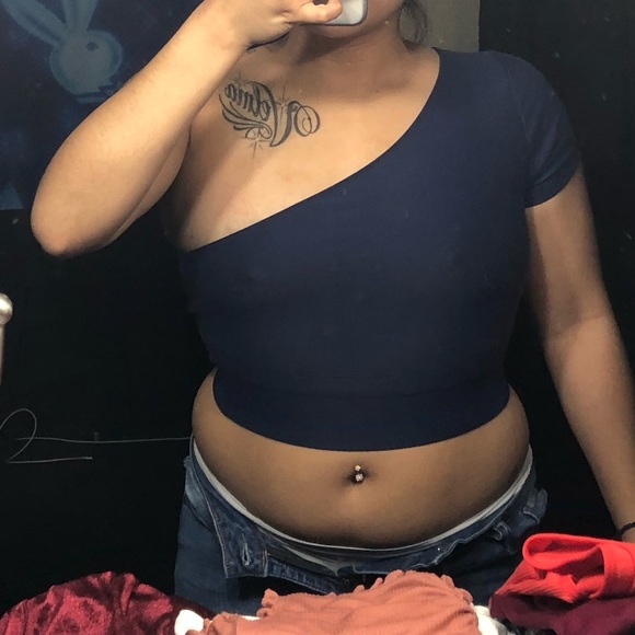 Asymmetric off-shoulder crop top - Pale blue